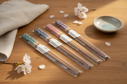 Baguettes bambou sakura - 5 couleurs sur fond bois