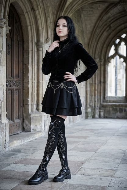 Look gothique avec une pose affirmée et les chaussettes Spider