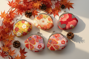 Petites bourses japonaises en décor d'automne